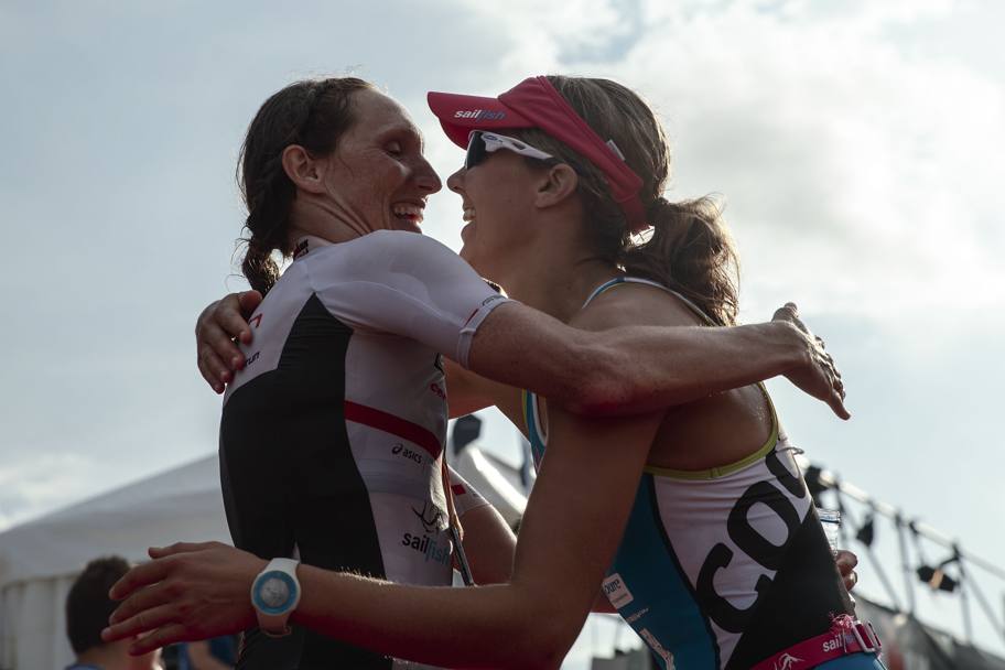 Astrid Stienen, Germania, e Elisabeth Gruber, Austria, felici per la conquista del primo e secondo posto all&#39;Ironman di Barcellona (Getty Images)